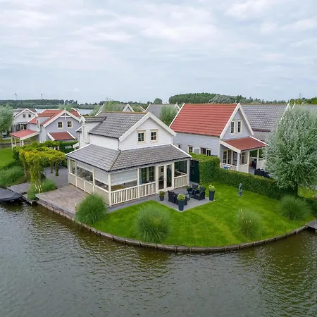 On The Water With Veranda Holiday home Simonshaven